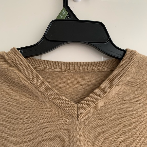 Elegant Men's 100%Schurwolle V-Neck Sweater in Tan - Picture 12 of 13
